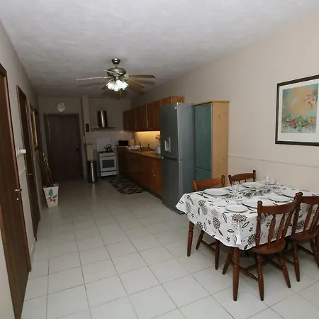 Lejlighed Pr 10 - Central & Cosy Aptmt With Spacious Balcony *