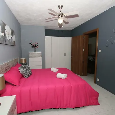 Pr 10 - Central & Cosy Aptmt With Spacious Balcony *