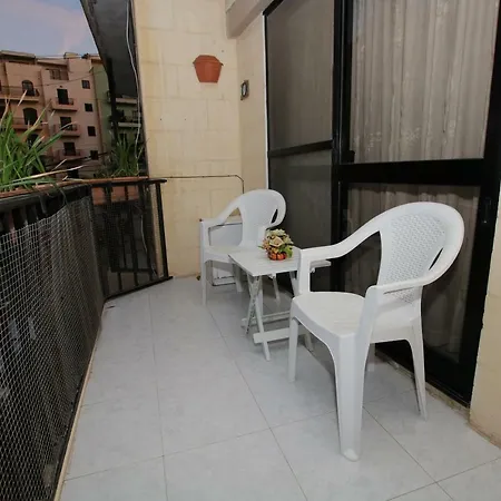 Pr 10 - Central & Cosy Aptmt With Spacious Balcony *